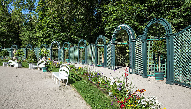 Picture: Hermitage Court Garden, paths at the New Palace