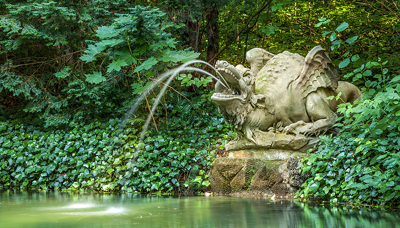 Bild: Hofgarten Eremitage, Drache am Spiegelweiher