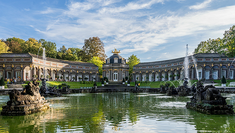 Bild: Neues Schloss Eremitage mit Café (links)
