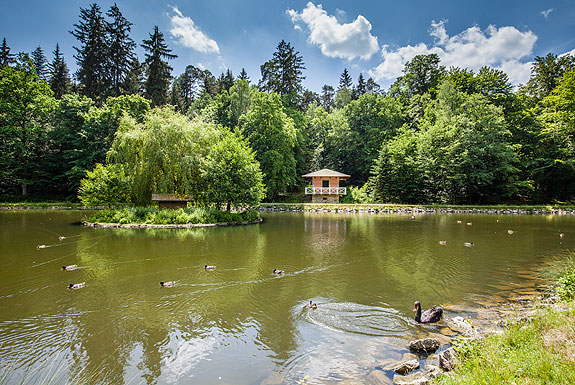 Bild: Herzogs- oder Talmühlweiher mit Fischerhäuschen