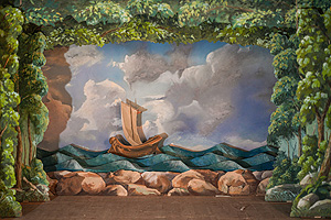 Bild: Rekonstruierte Bühne im Museum, Bühnenbild "Meeresausblick"