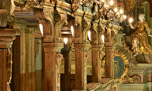Bild: Markgräfliches Opernhaus nach der Restaurierung, Blick auf einen Rang im Zuschauerraum vor der linken Trompeterloge mit der unter Ludwig II. installierten elektrischen Beleuchtung