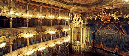 Bild: Markgräfliches Opernhaus, Blick zu den Rängen und zur Bühne