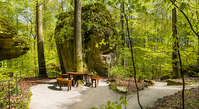 Bild: Wege und Sitzbänke im Felsengarten Sanspareil