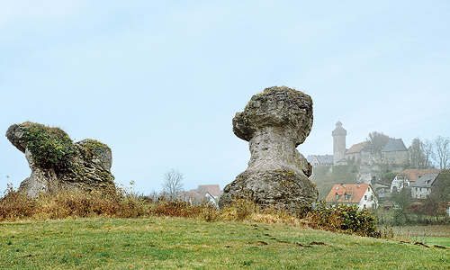 Bild: Felsformationen, im Hintergrund die Burg Zwernitz